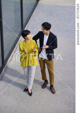 Business person talking in the office 85735620