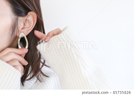 Hands to put on earrings 85735826