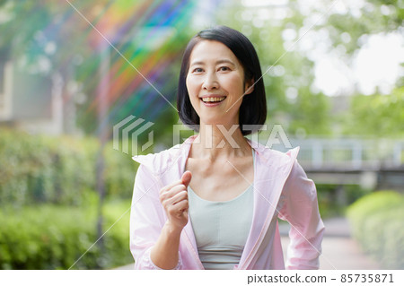 Middle-aged woman walking in sportswear 85735871