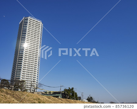 Riverbed scenery of Futakotamagawa. A landscape with an apartment. Riverbed scenery of Futakotamagawa. A landscape with an apartment. 85736120
