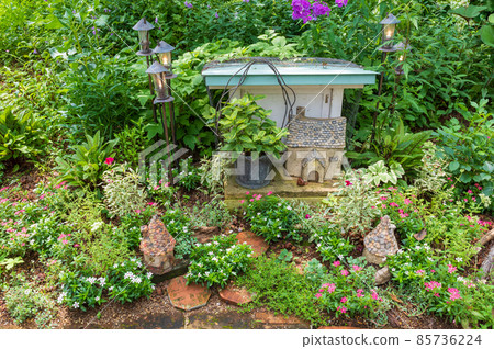 Small figurines and flowers 85736224