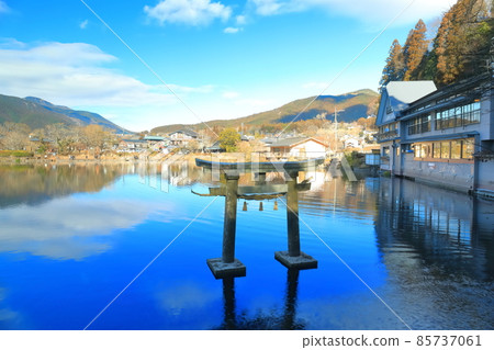 [大分縣]晴天下的金鱗湖（由布院溫泉） 85737061