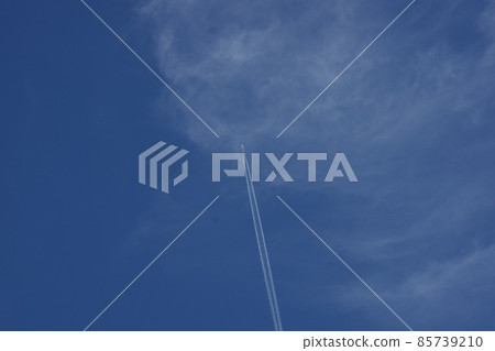 Contrails over 10000ft 85739210
