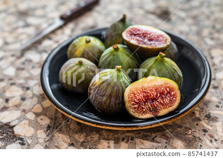 Sweet Organic Green Figs on a plate. Top view. Gray background 85741437