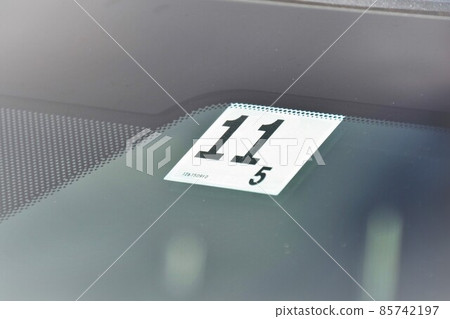 車檢標籤貼在擋風玻璃上 車檢貼紙 85742197