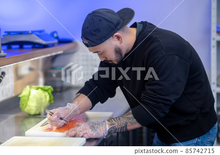 Sushi chef cutting fish and making sushi Sushi chef cutting fish and making sushi 85742715
