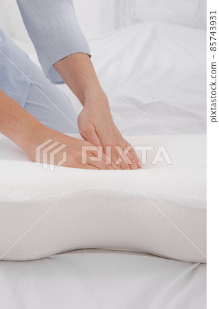 Pillow under outlet waist