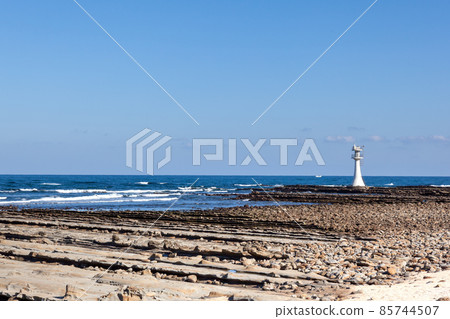 在宮崎縣日向灘的藍天中升起的魔鬼搓衣板上，引導著海泉宮青島神社供奉的海神的白色燈塔。 85744507