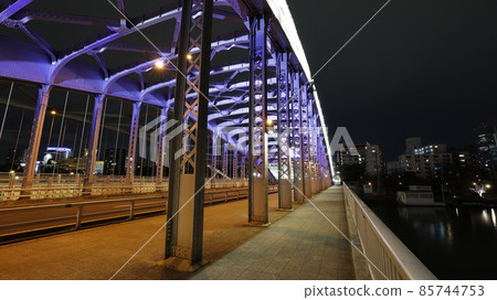 大阪市大川上櫻之宮橋（也稱為銀橋）的照明 85744753