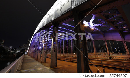大阪市大川上櫻之宮橋（也稱為銀橋）的照明 85744807