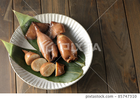 A bird's-eye view of freshly made squid rice of local cuisine on bamboo leaves A bird's-eye view of freshly made squid rice of local cuisine on bamboo leaves 85747310