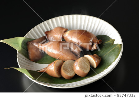 一張新鮮製作的魷魚飯在竹葉上的照片,這是一道當地菜,黑色背景 一張新鮮製作的魷魚飯在竹葉上的照片,這是一道當地菜,黑色背景 85747332