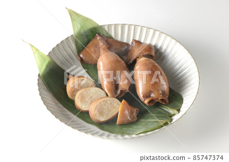 A picture of freshly made squid rice on a bamboo leaf, a local dish, on a white background 85747374