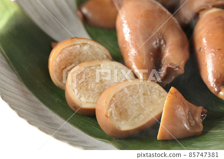 一張新鮮製作的魷魚飯在竹葉上的照片,這是一道當地菜,白色背景 一張新鮮製作的魷魚飯在竹葉上的照片,這是一道當地菜,白色背景 85747381