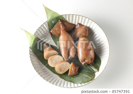 A bird's-eye view of freshly made squid rice on a bamboo leaf with a white background A bird's-eye view of freshly made squid rice on a bamboo leaf with a white background 85747391