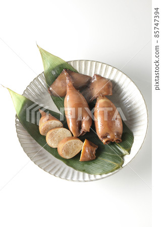 A bird's-eye view of freshly made squid rice on a bamboo leaf with a white background A bird's-eye view of freshly made squid rice on a bamboo leaf with a white background 85747394