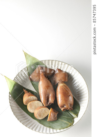 A bird's-eye view of freshly made squid rice on a bamboo leaf with a white background A bird's-eye view of freshly made squid rice on a bamboo leaf with a white background 85747395