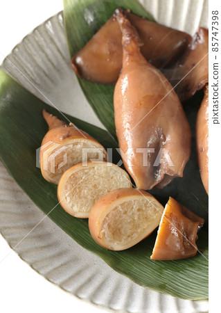 A bird's-eye view of freshly made squid rice on a bamboo leaf with a white background A bird's-eye view of freshly made squid rice on a bamboo leaf with a white background 85747398