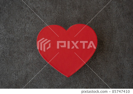 紅色的心和黑色的背景 85747410