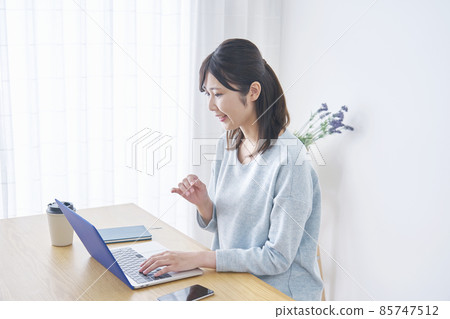 Female living room computer Female living room computer 85747512