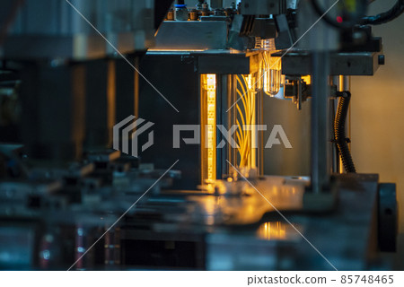 The drinking water bottle manufacturing process by blow mold machine. 85748465