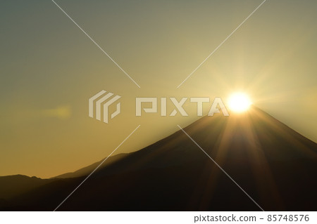朝日從富士山頂升起，山梨縣富士川町 85748576