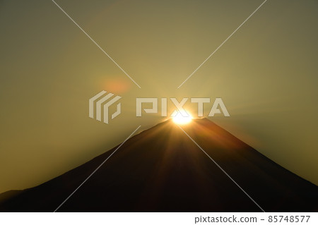 朝日從富士山頂升起，山梨縣富士川町 85748577