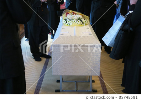 Gassho before leaving the coffin Gassho before leaving the coffin 85748581