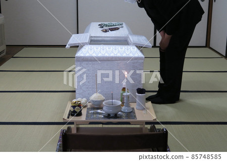 Relatives faced with the deceased 85748585