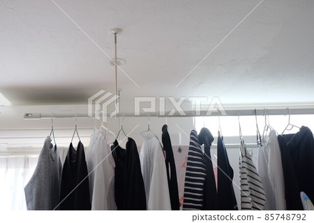 室內晾衣架安裝在天花板上。 室內晾衣架安裝在天花板上。 85748792