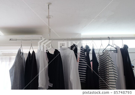 Hoscreen 貼在客廳的天花板上 室內晾衣 85748793