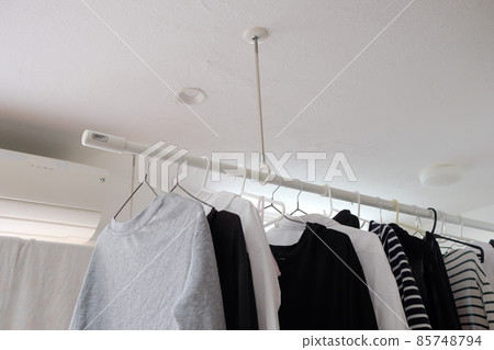 室內晾衣架安裝在天花板上。 室內晾衣架安裝在天花板上。 85748794
