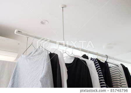 Hoscreen attached to the ceiling of the living room Indoor clothes drying 85748796