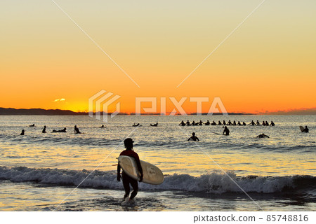 Silhouettes of surfers waiting for the first sunrise on the Chigasaki coast Silhouettes of surfers waiting for the first sunrise on the Chigasaki coast 85748816