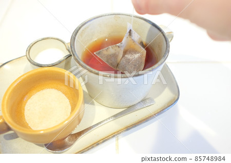 Black tea made in a T pack 85748984
