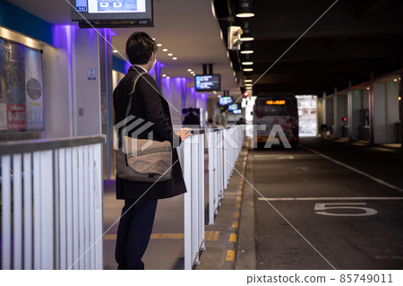 在公共汽車站 BUS 等公共汽車的人 85749011