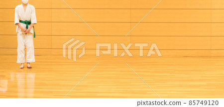 孩子們在道場練習空手道 孩子們在道場練習空手道 85749120