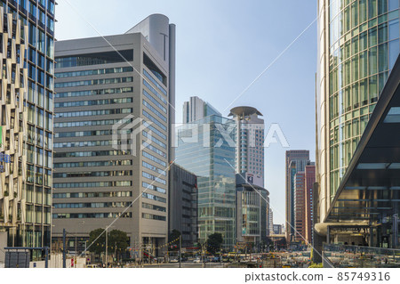 從 JR 大阪站到大阪西梅田街景 從 JR 大阪站到大阪西梅田街景 85749316