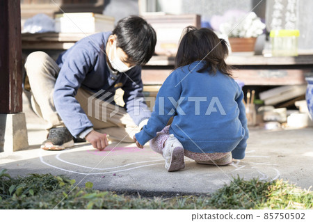 孩子們用粉筆在地上畫畫 孩子們用粉筆在地上畫畫 85750502