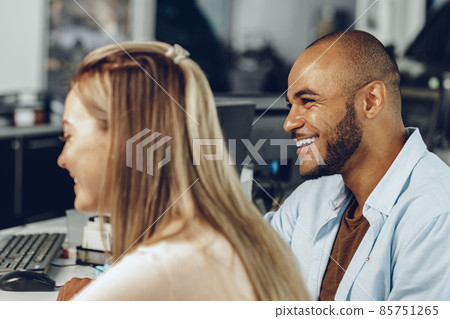 Man and woman having a talk in office 85751265