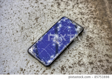 一部屏幕破裂的智能手機從摩托車上掉了下來 一部屏幕破裂的智能手機從摩托車上掉了下來 85751698