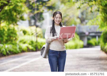 操作個人電腦的大學生 操作個人電腦的大學生 85751701