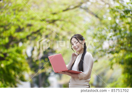 操作個人電腦的大學生 操作個人電腦的大學生 85751702