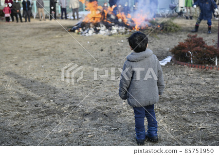 A boy watching sagicho 85751950