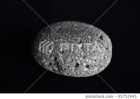 It seems that stones in the natural world have a world view with a mysterious power. 85752043