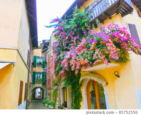 The old town at Torri del Benaco at Garda Lake in Italy 85752550