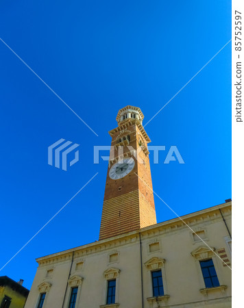Torre dei Lamberti facade on piazza Erbe in Verona, Italy 85752597