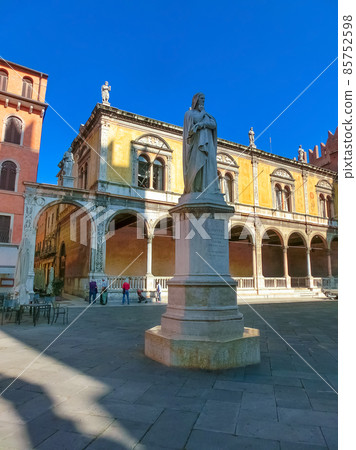 Dante Alighieri statue in Piazza dei Signori - Verona, Italy 85752598
