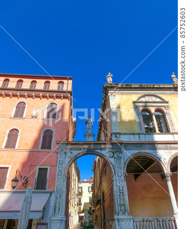 The old statue in Piazza dei Signori - Verona, Italy 85752603