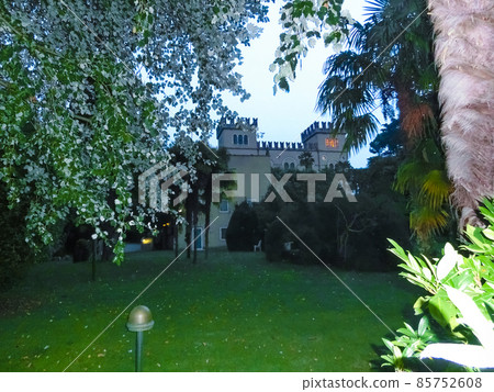 Scaliger Castle in Sirmione on lake Garda Scaliger Castle in Sirmione on lake Garda 85752608